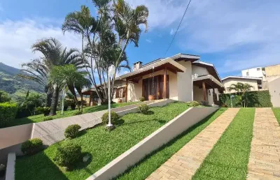 Casa térrea no condomínio flamboyant em atibaia sp. 4 dormitórios sendo 3 suítes na casa principal, mais 2 suítes externas próximo a piscina ...