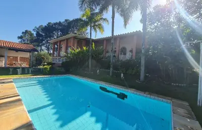 Casa térrea no condomínio estância dos lagos  em atibaia sp. piscina,  churrasqueira,  amplo espaço gramado, segurança 24 hs.