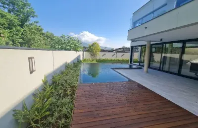 Sobrado novo no condomínio granville em atibaia sp.  são 4 suítes, todas com móveis planejados, várias salas, cozinha equipada e com armários,  área gourmet,  piscina