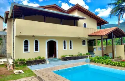 Casa no jardim maristela em atibaia sp.  são 3 dormitórios sendo 1 suíte,  sala ampla, cozinha, despensa, lavabo, piscina churrasqueira,  garagem para