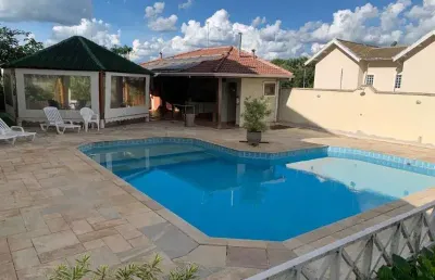 Casa em condomínio próximo a al lucas em atibaia sp.  são 4 suítes, sendo 2 com closet, sala de estar, sala de jantar, lareira, home theater, escritório, lavabo, despensa, cozinha, área de serviço, su