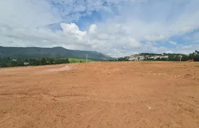 Terreno plano com uma linda vista para as montanhas no condomínio vista da serra em atibaia sp.