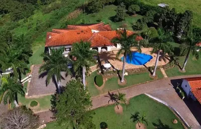 Haras em piracaia sp casa sede com 5 dormitórios sendo 4 suítes, sala ampla com 3 ambientes integrados, cozinha com armários planejados, piscina com aquecimento, sauna, pomares, quadra poliesportiva, 