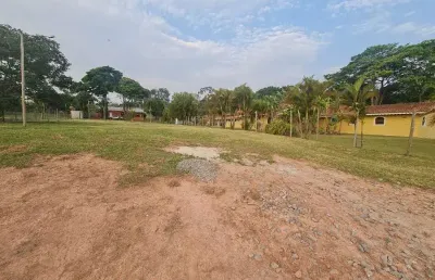 Área industrial e comercial as margens da rodovia dom pedro sentido dutra. área toda cercada com dois acessos um pela frente e outro lateral