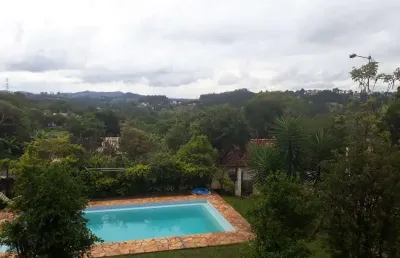 Chacara em atibaia,  com 3 mil m2, casa principal com 4 dormitórios sendo 1 suíte, sala, cozinha, wc social, piscina, área gourmet
