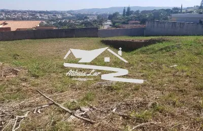 Terreno condomínio flamboyant em atibaia, com 1.050 m2 vista para pedra grande, declive em relação a rua.