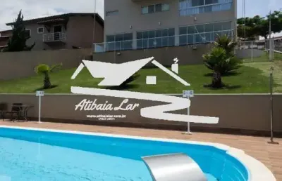 Casa em estilo neo clássico, nova com 4 suítes todas com armários planejados e ar condicionado