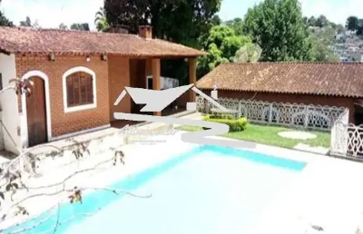 Casa térrea em atibaia com piscina casa de hóspedes pomar campo de futebol horta fácil acesso com asfalto 2.000 m2 de terreno