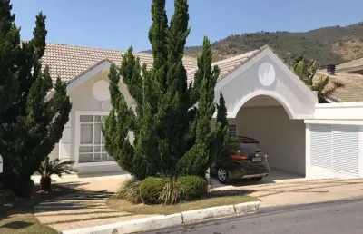 Casa de alto padrão no condomínio flamboyant, são 5 suítes com armários, sendo 1 master com hidro, sala vários ambientes, cozinha planejada, salão de festas, lavabo, área gourmet, piscina