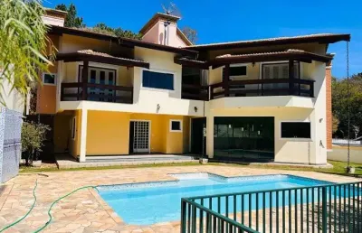 Casa no condomínio flamboyant em atibaia com 4 suítes sendo 2 com hidro e sacadas. piscina, área gourmet, campo de futebol gramado.