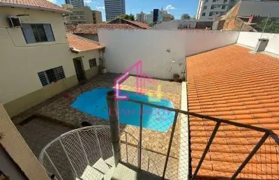 Casa  à venda no baú- cuiabá-mt, 540m2, com 8/4 sendo 6 suítes,placas solares,2 salas,6 vagas,churr