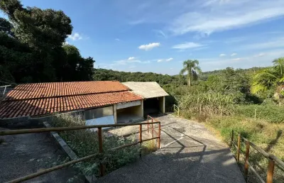 Excelente localização, próximo da estrada principal