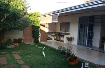 Ótima casa para venda na vila tiberio em rua tranquila, 4 dormitórios sendo 1 suíte, amplo quintal em 182 m2 de área construída, terreno 250 m2