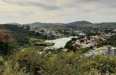Excelente lote para venda em capitolio-mg no condominio escarpas do lago, lote com 603 m2, medindo 15 x 43,5 m localizado na parte alta com linda vist