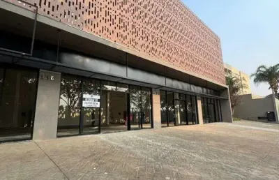 Lindo salão comercial novo para locação na av. caramuru, proximo da fiusa, edificio prizma, área da loja 156 m2 mais mezanino, vagas em frente a loja