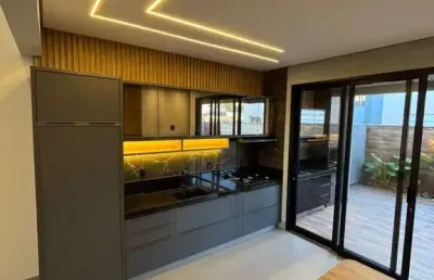 Linda casa nova para venda na zona sul, cond vivendas da mata, ilha aroeira, 3 suites 1 master, gourmet e piscina em 270 m2 de área total, lazer compl