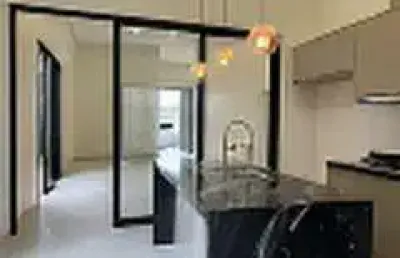 Linda casa nova alto padrão para venda na vila do golf, cond. terras de florença, 3 suites mais escritório, gourmet e piscina em 196 m2 construidos, l