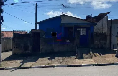 Casa com terreno amplo, ótimo para fazer galpão.  300,00m² de terreno.