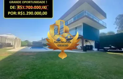 Casa de alto padrão com piscina, vista espetacular e um design moderno.
