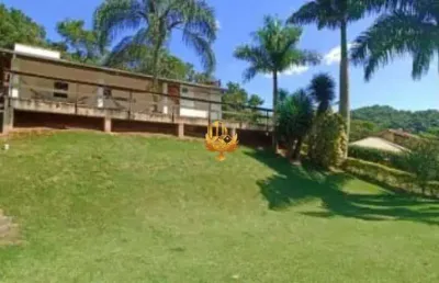 Chácara de luxo em taubaté-sp, bairro registro, 2 quartos, 1 suíte, 1 sala, 2 banheiros, 10 vagas de garagem, 1.400 m² de área.