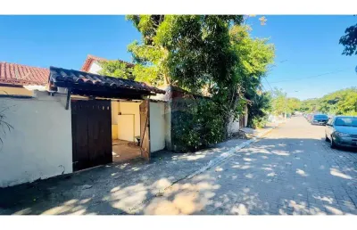 À venda: prédio com 3 casas + 2 kitnets, saída para 2 ruas, na melhor localização comercial de búzios/rj