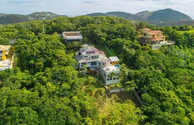 Mansão à venda com vista mar na ferradura – luxo, conforto e exclusividade