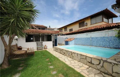 Ótima casa com 4 quartos, piscina e área de churrasco em localização privilegiada