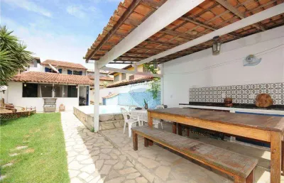 Ótima casa com 4 quartos, piscina e área de churrasco em localização privilegiada