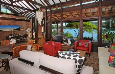 Casa pé na areia à venta em búzios ferradura com rgi e prainha exclusiva