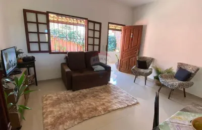 À venda: casa com 2 quartos, quitinete e quintal amplo com muito verde em armação dos búzios