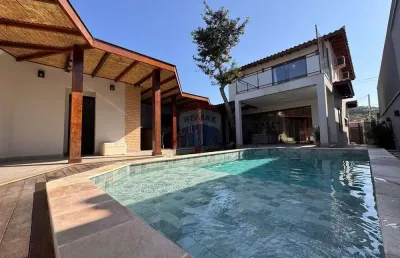 À venda luxuosa casa nova em geribá, búzios: 4 suítes e piscina com área gourmet