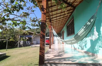 Casa charmosa em búzios com quintal arborizado – próxima à serra das emerências, búzios