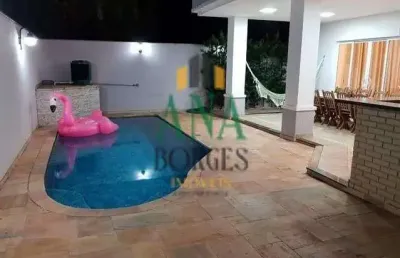 Linda casa com design moderno, ótima distribuição de ambientes