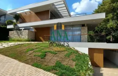 5 dormitórios, sendo 4 suítes: a casa conta com cinco amplos dormitórios, sendo quatro suítes, o que garante total privacidade e conforto para a família.