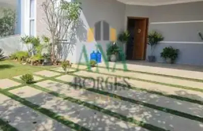 Casa com pé direito alto integrada à cozinha, oferecendo um ambiente moderno e funcional, perfeito para reunir a família e os amigos.