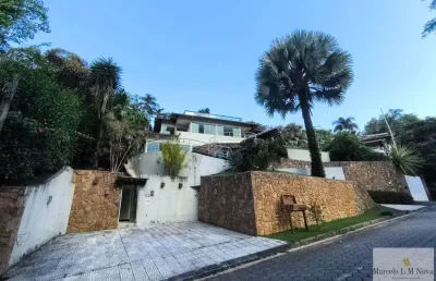 Casa em condomínio com piscina na praia das toninhas em ubatuba