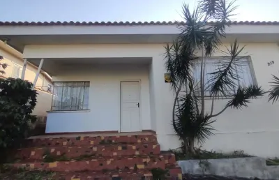 Casa averbada, financia, aceita fgts, com amplo quintal nas mercês
