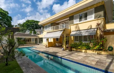 Agradável casa em condomínio para venda e locação com 5 quartos, sendo 5 suítes, 953m²