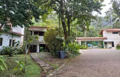 Espetacular casa em condomínio para venda com 5 quartos, sendo 5 suítes, 370m²