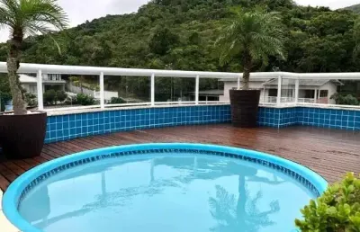 Linda cobertura em bombas, 139,2m² privativos, piscina, três suítes, 2 vagas, mobiliada.