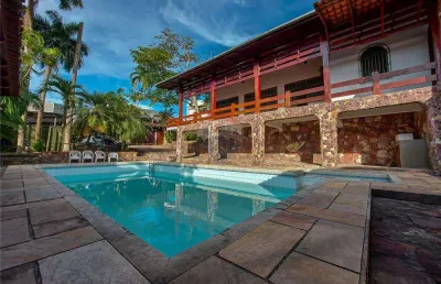 Casa estilo colonial com 4 suites, área gourmet + piscina no bairro aleixo
