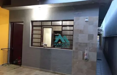 Casa com dois dormitórios em bairro com acesso fácil a dutra