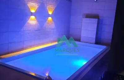 Sobrado maravilhoso com piscina em bairro próximo ao centro