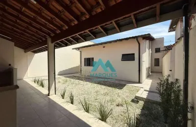 Casa recém reformada em bairro tranquilo de lote inteiro