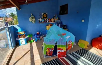 Ótimo sobrado ao lado da praça do bairro com play ground e pista de caminhada