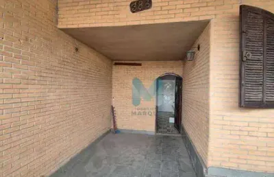 Casa com  3 dormitórios e galpão  em bairro próximo ao centro