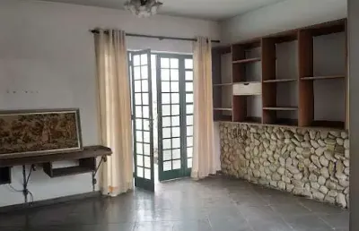 Sobrado com potencial comercial no centro da cidade .