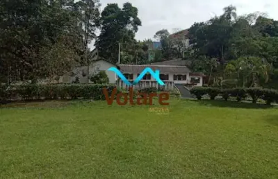 Casa à venda em itapevi-sp em terreno de 3.812 m² : 4 quartos, 4 suítes, 4 salas, 5 banheiros, 3 vagas de garagem, 349,35 m de área útil. ² (pl)