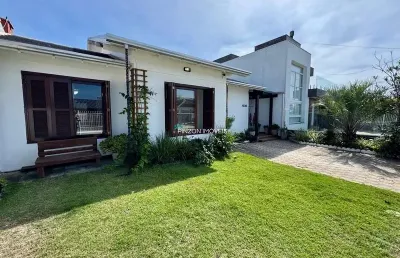 Casa a 100m do mar com piscina, excelente localização
