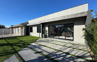 Casa nova com piscina em atlântida sul, próxima da praia